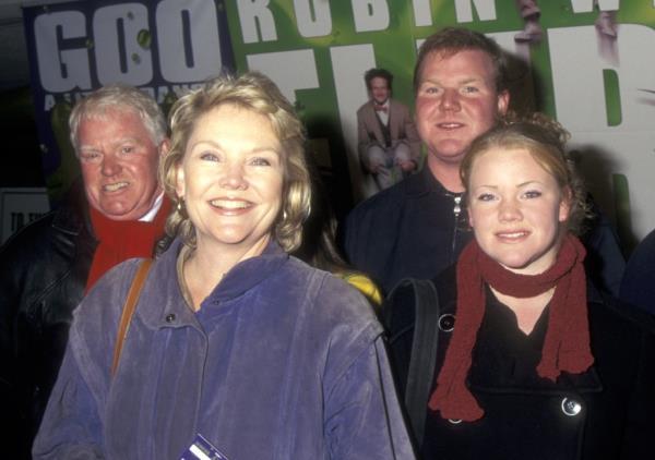 Actress Erika Slezak, husband Brian Davies, son Michael Davies and daughter Amanda Davies attend the Flubber New York City Premiere on November 16, 1997 at Fiorello H. LaGuardia High School of Music & Art and Performing Art in New York City. (Photo by Ron Galella, Ltdhttp://www.jiacaigang.com/news/100789/Ron Galella Collection via Getty Images)