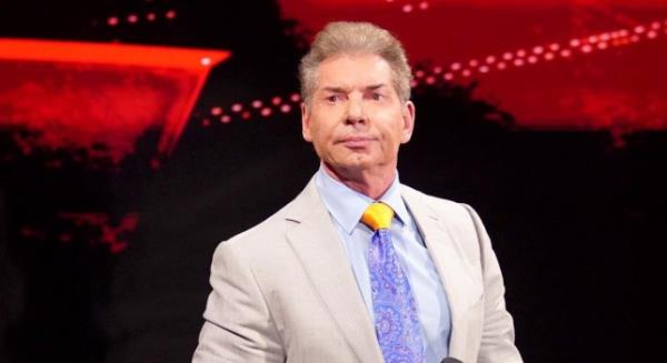 78岁的WWE主席文斯·麦克马洪(Vince McMahon)需要手杖才能在泰森·弗瑞(Tyson Fury)的比赛中行走