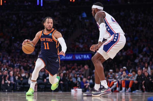 Paul Reed guards Jalen Brunson.