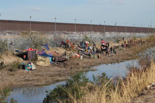 Migrants seeking asylum in the United States wait on the border of Ciudad Juarez, Chihuahua state, Mexico on March 19, 2024.