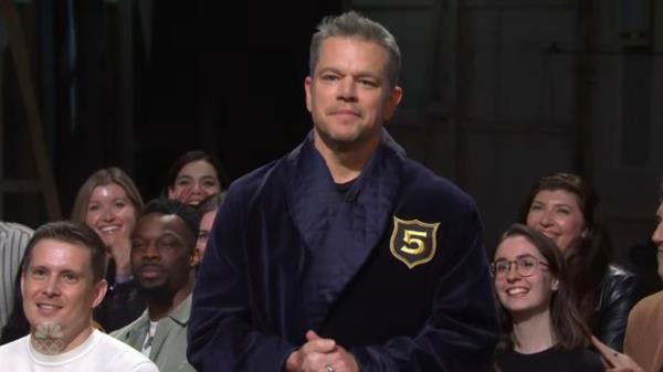 At that point, Matt Damon — also do<em></em>nning a jacket despite o<em></em>nly havin<em></em>g hosted the show twice —appeared.