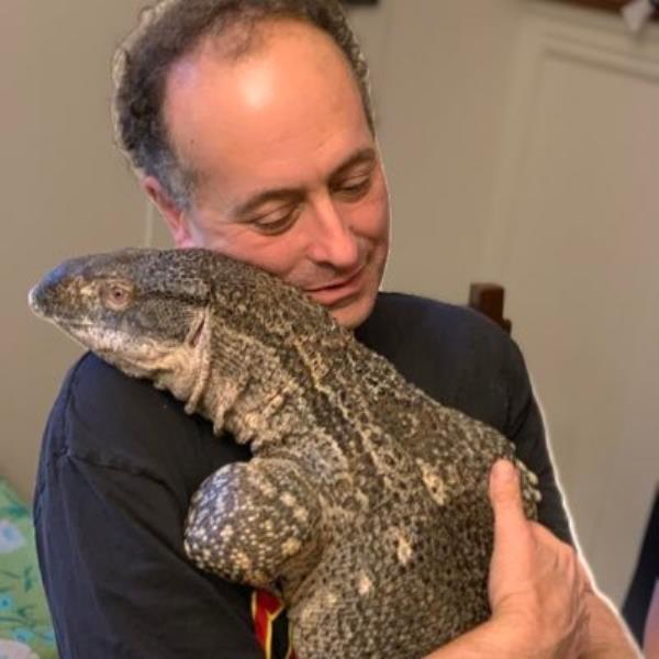 Michael Eisen with a lizard</p>

<p>　　
