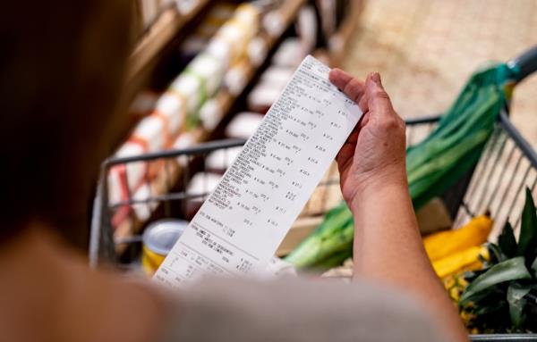 A family of four in Colorado who would have spent an average of $750 per mo<em></em>nth on groceries paid $21.75 more last year, while the same family in Pennsylvania paid $61.50 more per month, according to reports.</p>

<p>　　