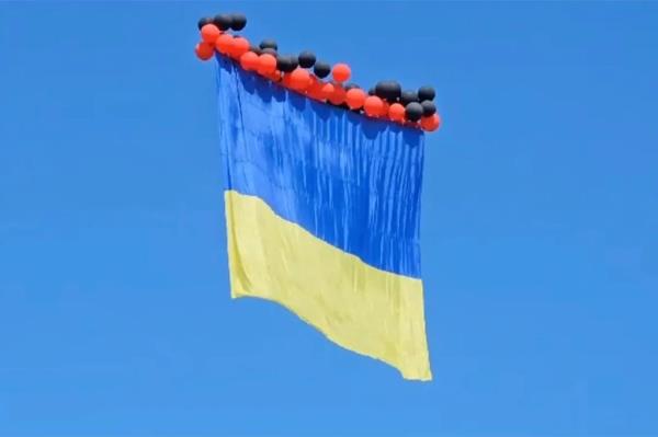 The Ukrainian military launched a massive flag attached to balloons that flew over Russian-occupied Do<em></em>netsk Saturday.