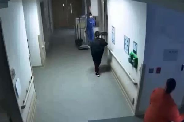 Custodian a<em></em>lerts nurse to body.