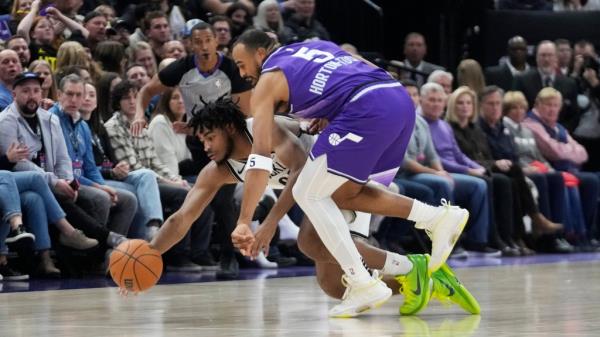 Talen Horton-Tucker (5) and Brooklyn Nets guard Cam Thomas, left, battle for the ball during the first half.