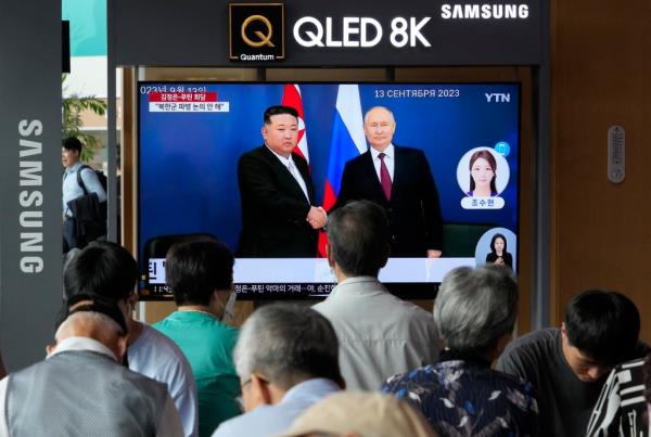 A TV screen shows broadcasts the meeting between Russian President Vladimir Putin and North Korea's leader Kim Jong Un during a news program at the Seoul Railway Station in Seoul, South Korea, on Sep. 14, 2023. 