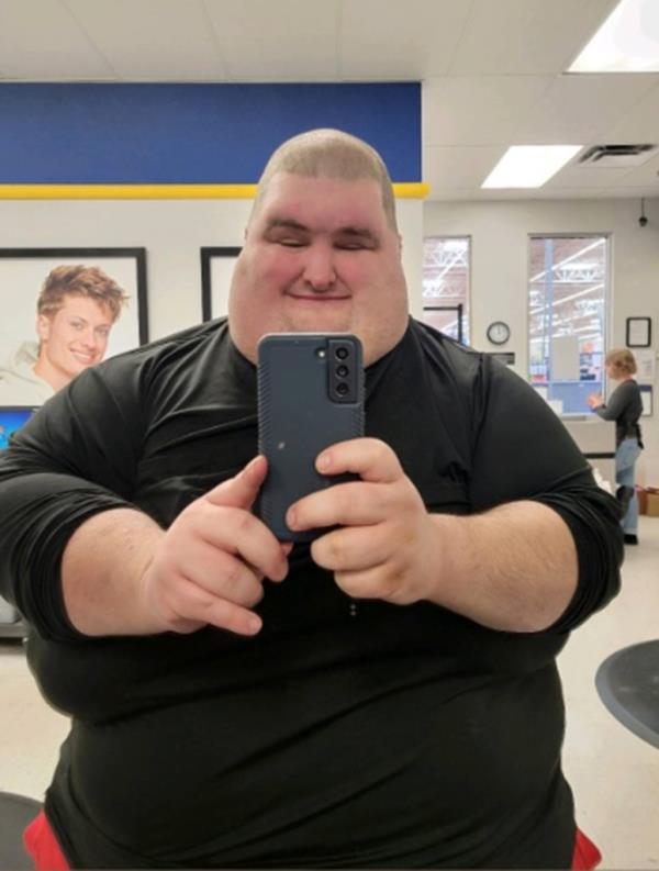 Carl Eiswerth takes mirror selfie