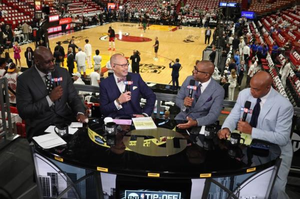 Kenny Smith (second from right) during the 2023 Eastern Co<em></em>nference finals.