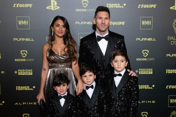 Lio<em></em>nel Messi, his wife Anto<em></em>nela Roccuzzo and their three children