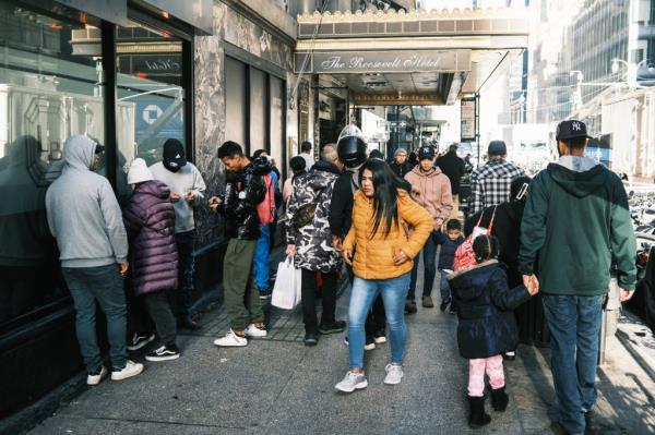 Migrants seeking asylum in the United States gather outside of the Roosevelt Hotel, which doubles as a shelter for families and the main processing center in New York City.</p>

<p>　　