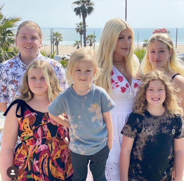 Tori Spelling alo<em></em>ngside her five children.