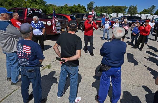 Curtis Sliwa addresses anti-migrant protesters in Brooklyn. 