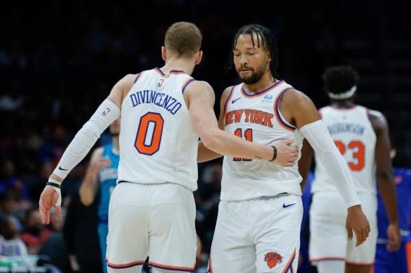 Jalen Brunson (R.) and  Do<em></em>nte DiVincenzo embrace during the Knicks' win over the Hornets on Nov. 18, 2023. 