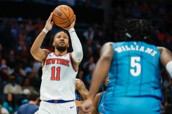 Jalen Brunson shoots during the Knicks' win over the Hornets on Nov. 18, 2023.