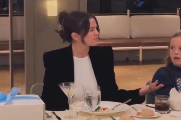 Selena Gomez speaks at the Women in Film dinner. Gomez attended the event with her younger sister Gracie, 11.</p>

<p>　　