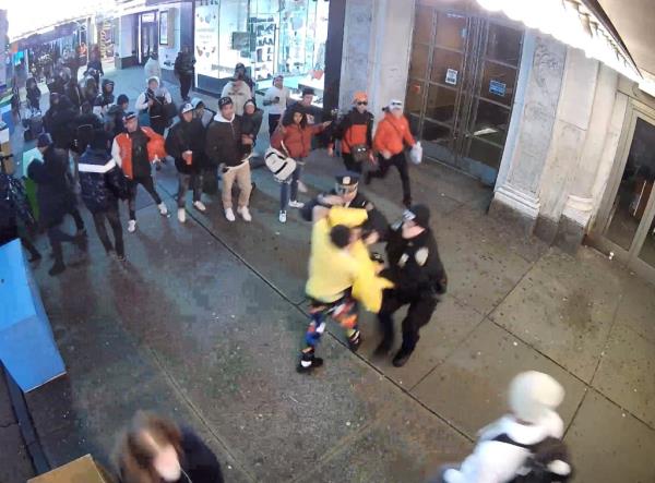 纽约移民殴打时代广场因入店行窃被捕的警察
