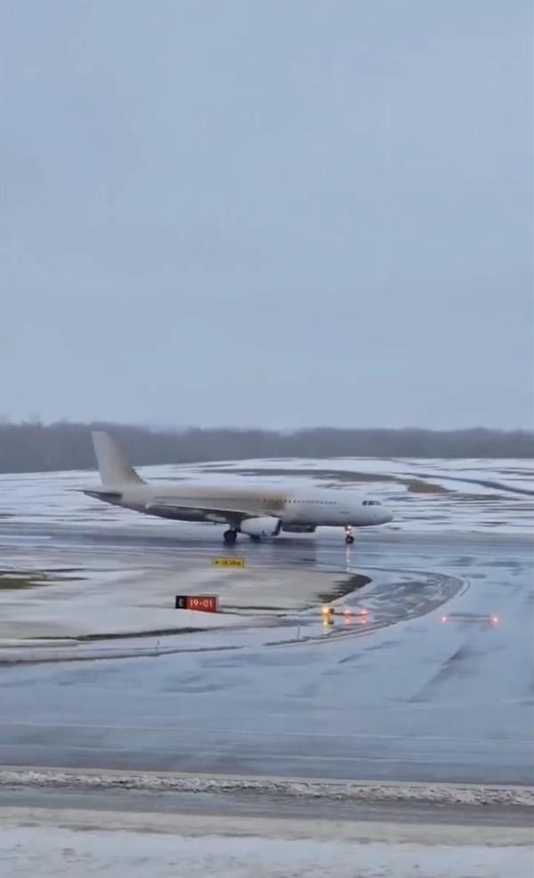 Plane taxis after mishap