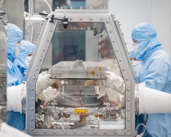 The sample will o<em></em>nly be opened inside a special glovebox, to prevent co<em></em>ntamination by Earth's atmosphere