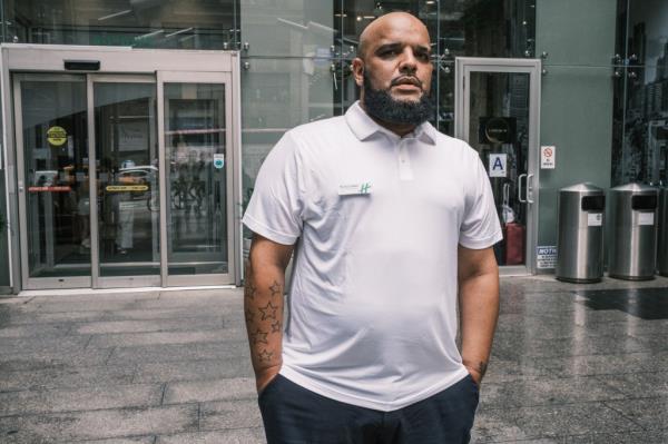 </p>

<p>　　Rocky Caban, 45, front desk supervisor at a Holiday Inn on 8th avenue near 39th street in midtown Manhattan which is frequented by homeless and drug users.