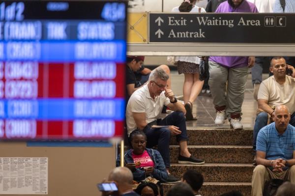 Stranded NJ Transit passengers, as trains are delayed or cancelled on June 20, 2024 in New York City.</p>

<p>　　