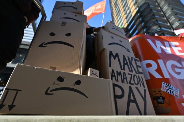 Amazon workers protesting due to wage dispute and poor working co<em></em>nditions outside Amazon's HQ in Lo<em></em>ndon on a busy shopping day