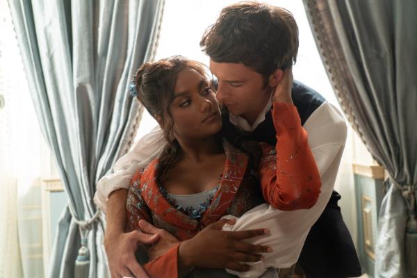 The steamy photo of Kate (Simone Ashley) and Anthony (Jo<em></em>nathan Bailey) embracing. 
