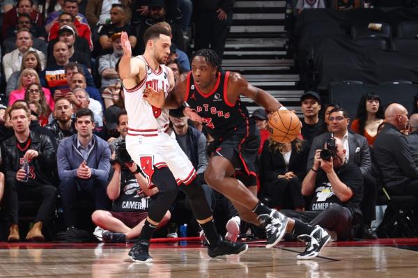 OG Anunoby drives to the basket against the Chicago Bulls during the 2023 Play-In Tournament.