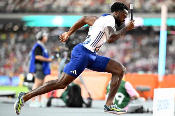 France's Meba Mickael Zeze competes in the men's 4x100m relay heats during the World Athletics Champio<em></em>nships at the Natio<em></em>nal Athletics Centre in Budapest on August 25, 2023. 
