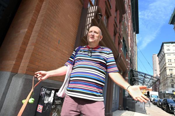 Tribeca resident in front of Taylor Swift's townhouse