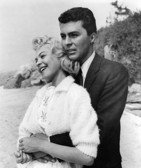 James Darren holding Sandra Dee in a scene from the 1959 film 'Gidget'