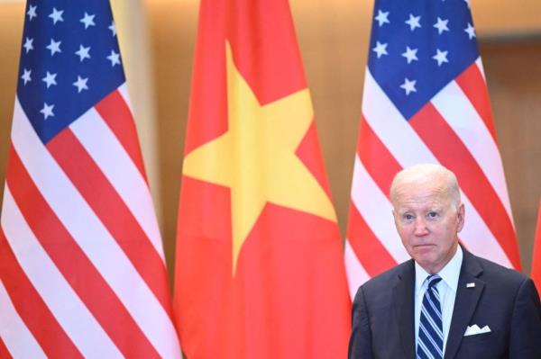 拜登最新的新闻发布会灾难：“我要去睡觉了”
