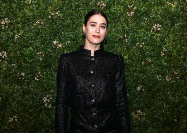 Lizzy Caplan.
