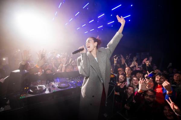 Dua Lipa突然出现在粉丝活动中，这是史诗
