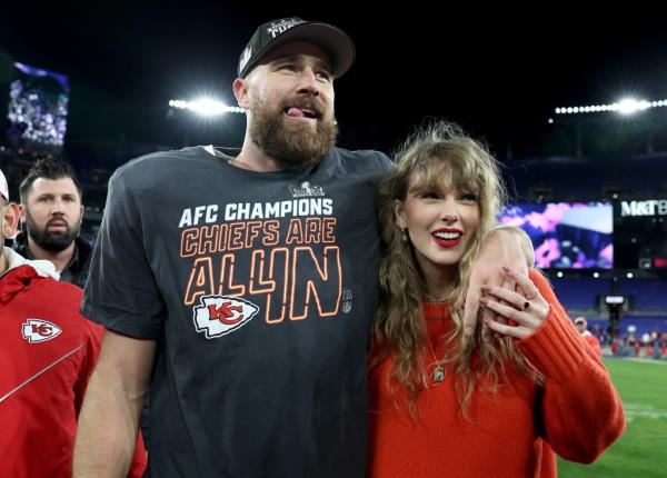 Travis Kelce puts his arm around Taylor Swift.