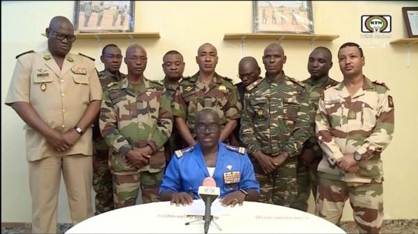 Reading from a statement, Colo<em></em>nel Amadou Abdramane, seated and flanked by nine other officers, said defense and security forces had decided: 