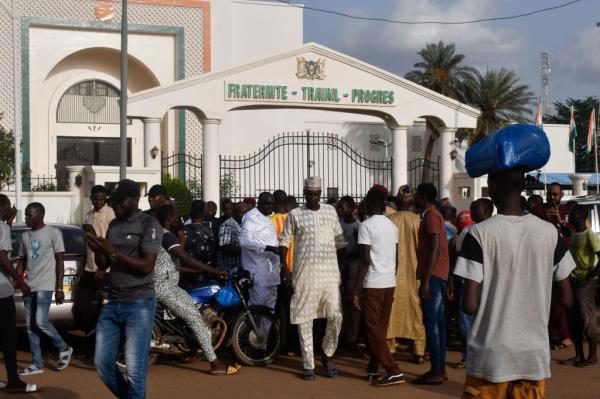 Demo<em></em>nstrators gather outside protesting President Mohamed Bazoum's detention by Presidential Guard in Niamey.