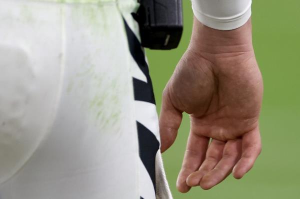  A detail view of the right hand of Joe Burrow #9 of the Cincinnati Bengals is seen on the sidelines against the Baltimore Ravens during the fourth quarter of the game at M&T Bank Stadium on November 16, 2023 in Baltimore, Maryland. 