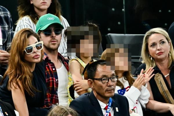 Eva Mendes, Ryan Gosling and their kids at the women's gymnastics uneven bars final