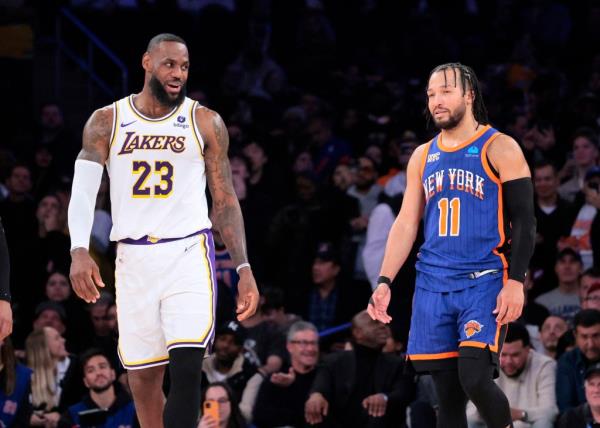 LeBron James talks with Jalen Brunson during the fourth quarter of the Knicks' loss to the Lakers. 