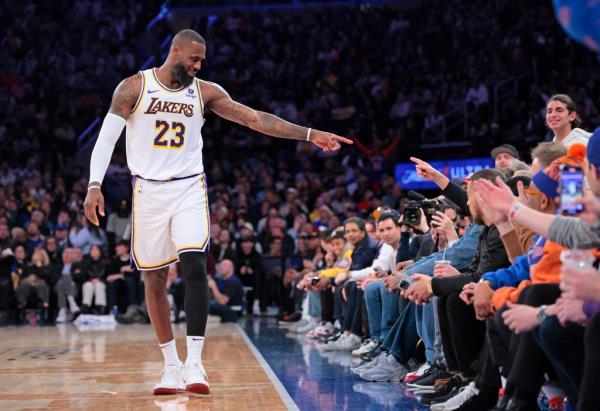 LeBron James, who scored 24 points, points at fans during the Knicks' 113-105 loss to the Lakers.