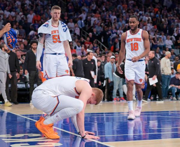 Do<em></em>nte DiVincenzo reacts on the court during the third quarter.