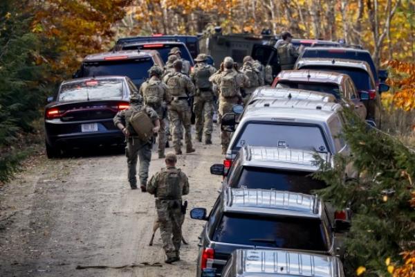 epa10943049 Heavily armed law enforcement perso<em></em>nnel swarm an area, two days after a mass shooting, in Bowdoin, Maine, USA, 27 October 2023. A manhunt was underway as police were searching for suspect Robert Card following a mass shooting which killed 18 and injured 13 in Lewiston, Maine, on 25 October 2023. EPA/CJ GUNTHER