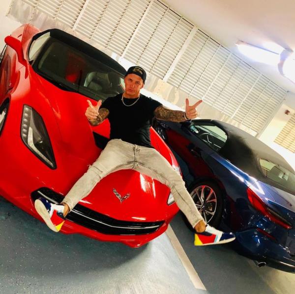 Algaba with a luxury car.