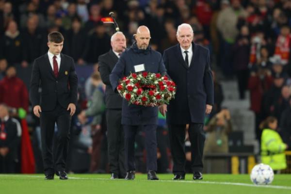 Erik ten Hag lays a wreath in memory of Sir Bobby Charlton