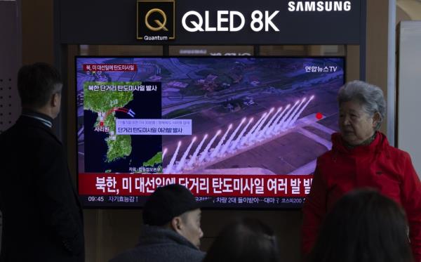 People watch the daily news, depicting file images, at a station in Seoul, South Korea, 05 November 2024. 