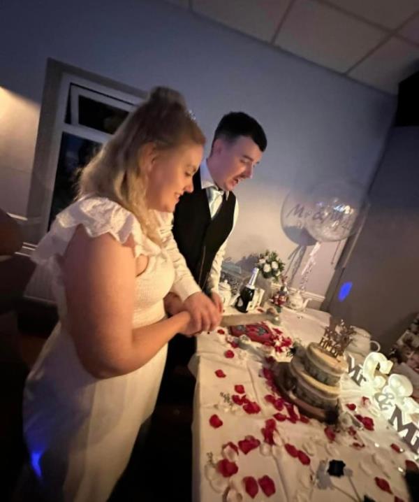 Cutting the cake 