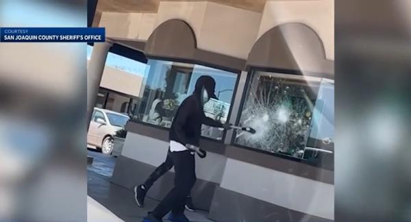 Screengrab of thieves trying to break the windows.