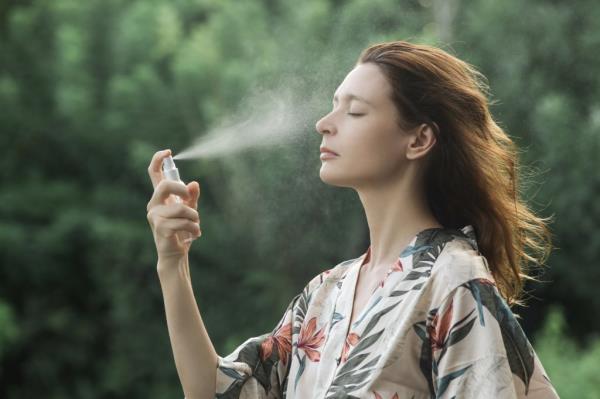 A hydrating facial mist can maintain skin hydration, provide refreshment, and soothe irritation.