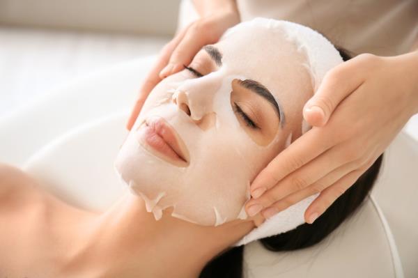 Choose a face mask that removes impurities.